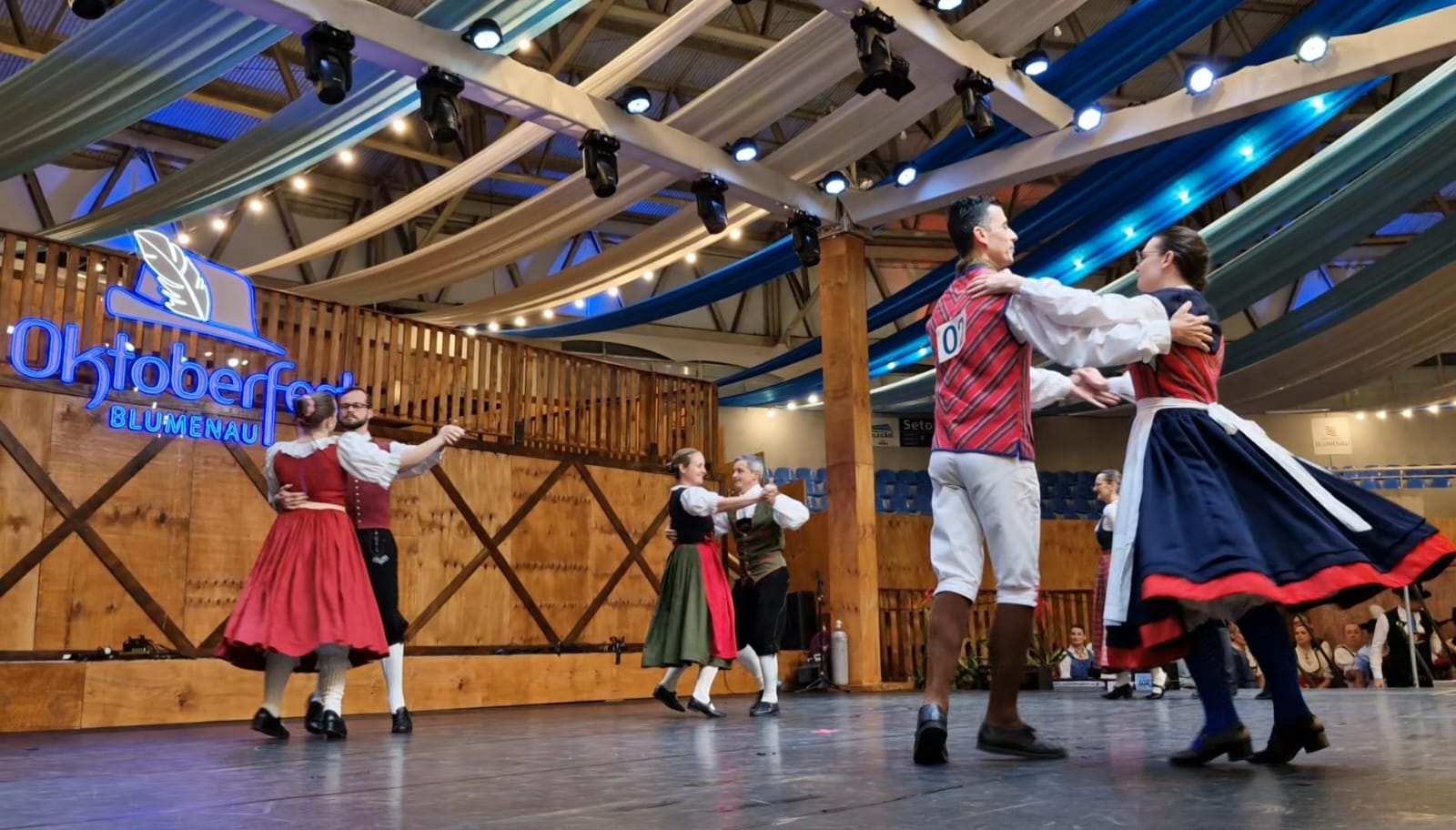 Blumenau revive o Ginásio Galegão com o novo Festival de Danças Germânicas da Oktoberfest