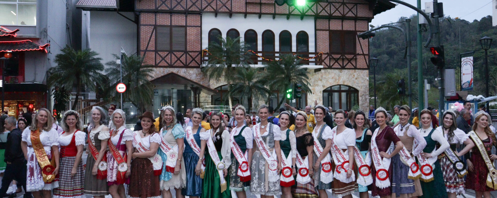 Realezas da Oktoberfest na Concentração Para o Desfile de Abertura. Crédito: Michele Lamin