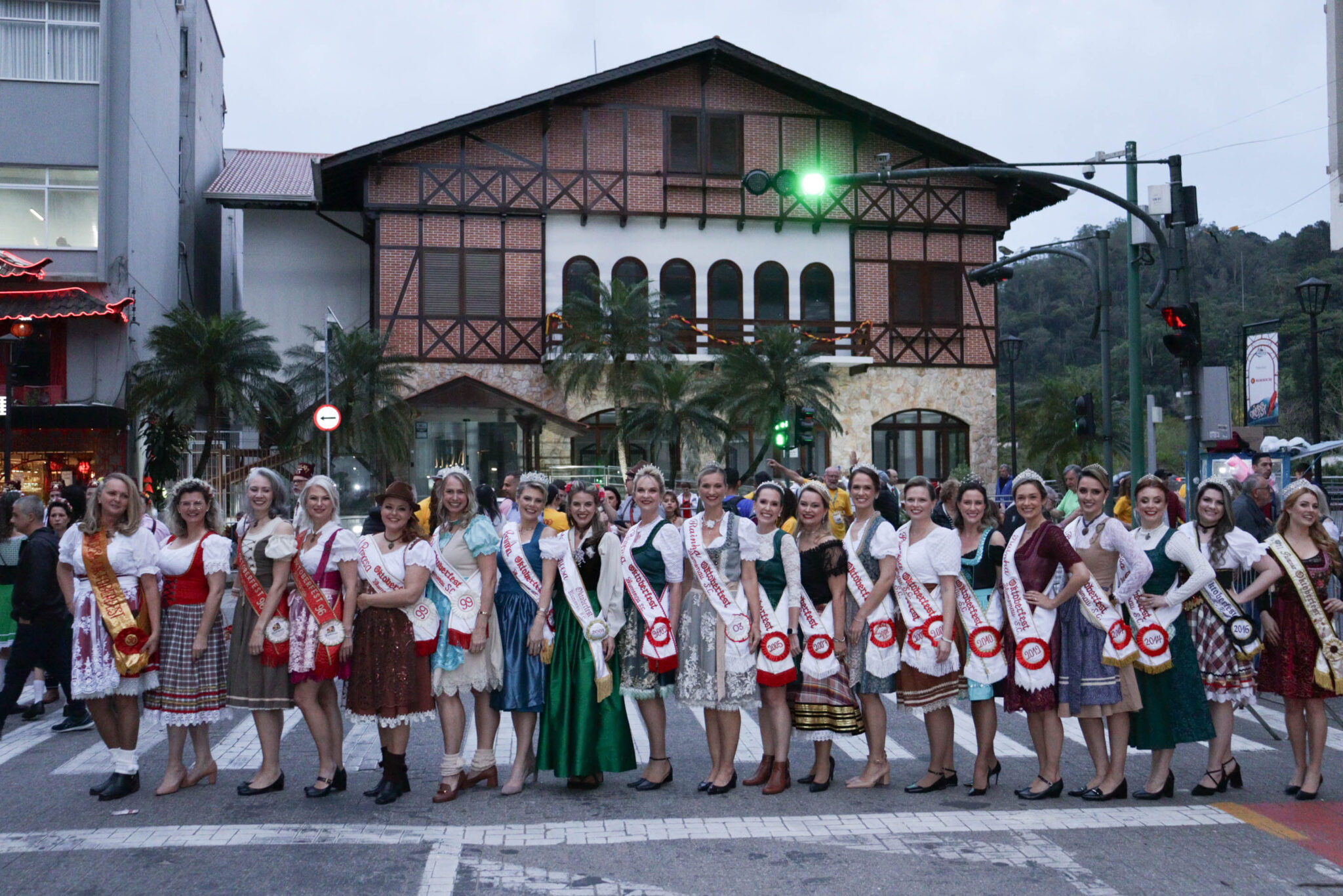 Realezas da Oktoberfest na Concentração Para o Desfile de Abertura. Crédito: Michele Lamin