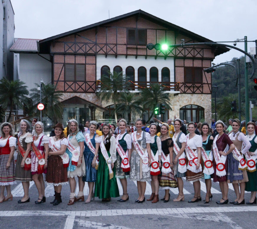 Realezas da Oktoberfest na Concentração Para o Desfile de Abertura. Crédito: Michele Lamin