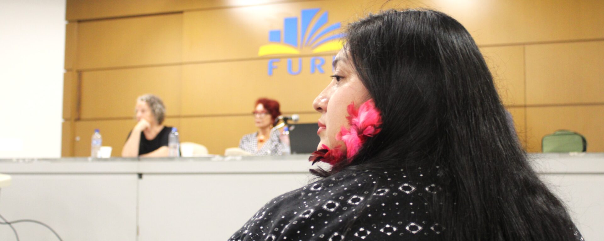 Nandja Schirlei no seminário Museu, Memória e Patrimônio Laklãnõ -Xokleng – Perspectivas para Blumenau’, 27 de abril 2026. Imagem por Talita Kniess