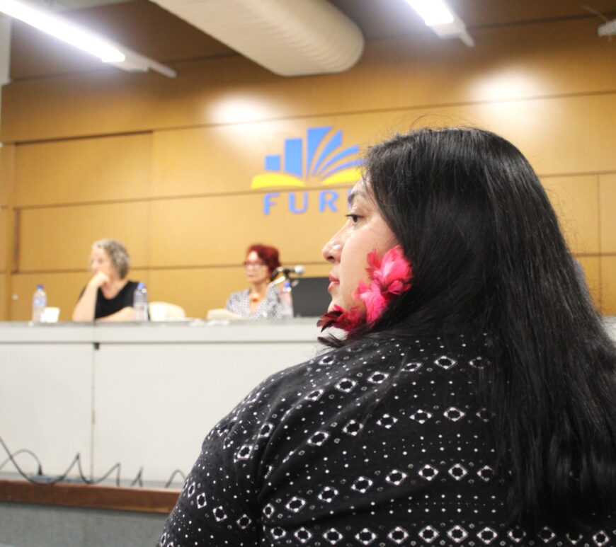 Nandja Schirlei no seminário Museu, Memória e Patrimônio Laklãnõ -Xokleng – Perspectivas para Blumenau’, 27 de abril 2026. Imagem por Talita Kniess